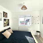 Chic Retreat: 2-Bed 1 Ensuite Oasis