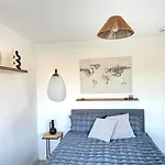 Chic Retreat: 2-Bed 1 Ensuite Oasis