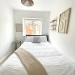 Retro 3 Bed, 2 En-Suite Haven