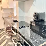 Retro 3 Bed, 2 En-Suite Haven