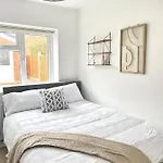 Retro 3 Bed, 2 En-Suite Haven