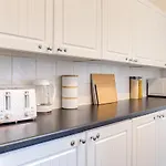 Solace Nights - Large Modern House - 4 Bedrooms - Near M6 & Spaghetti Junction - Fast Wifi - Netflix