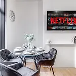 Solace Nights - Large Modern House - 4 Bedrooms - Near M6 & Spaghetti Junction - Fast Wifi - Netflix