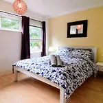 The Brum House With Private Garden, Bbq, 3 Tvs With Netflix, Huge Lounge Or Quadruple Bedroom Plus 2 Double Bedrooms