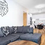 Serene Luxury 5 Star City Centre By Your Perfect Stay Short Lets Birmingham With Netflix & Fast Wifi