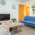Stay In Our Stylish Flat! & Secure Building & Sleeps Up To 4