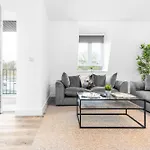Stylish 2 Bedroom Apartment - Balcony - Secure Parking - Top Rated - 5Mc