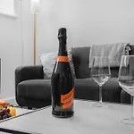 Luxury 2 Bedroom Apartment B5 Near China Town & O2