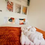 R2 - Private Room In Modern Shared Apartment, Each With Kitchenette, Central Birmingham