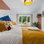 Insurance Stays - Relocations - Contractors - Accessible Ground Floor Bed And Bathroom-4 Bedroom Hall Green House With 7 Separate Beds And Drive