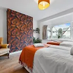 Insurance Stays - Relocations - Contractors - Accessible Ground Floor Bed And Bathroom-4 Bedroom Hall Green House With 7 Separate Beds And Drive