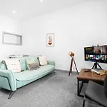 New Apartment - Brierley Hill - Parking - Wifi - Netflix - Top Rated - Excellent Value - 309O