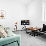 New Apartment - Brierley Hill - Parking - Wifi - Netflix - Top Rated - Excellent Value - 309O
