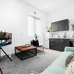 New Apartment - Brierley Hill - Parking - Wifi - Netflix - Top Rated - Excellent Value - 309O
