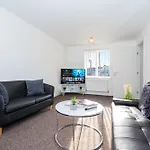 Detached 3 Bedroom House - Gaerden - Parking - Top Rated - Netflix - Wifi - 98C