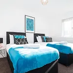 Detached 3 Bedroom House - Gaerden - Parking - Top Rated - Netflix - Wifi - 98C