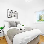 Large 4 Bedroom Bungalow - Parking - Sutton Coldfield - Top Rated - 75C