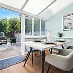 Luxurious 3 Bedroom House With Parking 73B - Top Rated - Netflix - Wifi - Smart Tv
