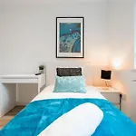 4 Bedroom House - Parking & Garden - Smart Tvs - Netflix - Wifi - Top Rated - 22Cg