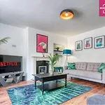 B24 Stunning Contractor House With 3 Bedrooms, Drive For 2 Vehicles & Smoking Area In Garden
