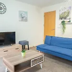 Stay In Our Stylish Flat! & Secure Building & Sleeps Up To 4