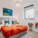Canal-View Stunning City Living, Fast Wifi, Contractors, Family