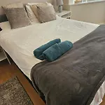 5 Bedroom House- 7 Beds - Separate Living Room- Wifi -Garden- Parking