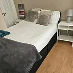 5 Bedroom House- 7 Beds - Separate Living Room- Wifi -Garden- Parking