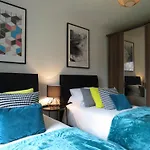 Tudors Esuites Private Garden And Netflix