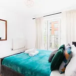 Spacious City Centre Apartment - Balcony - Smart Tv - Wifi- 448A