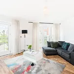 Spacious City Centre Apartment - Balcony - Smart Tv - Wifi- 448A