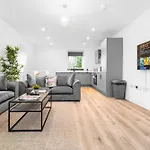 Stylish 2 Bedroom Apartment - Balcony - Secure Parking - Top Rated - 5Mc