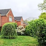 Spacious 6 Bedroom House Near City Centre