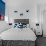 Luxury 2 Bedroom Apartment B5 Near China Town & O2