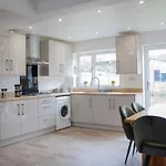 Harvard House, Stylish 3 Bedroom House In Solihull 5 Mins To The Nec, Bhx ,Jlr With Free Parking