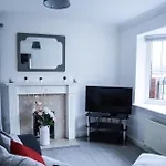 Spacious 6 Bedroom House Near City Centre