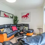 Tudors Esuites Private Garden And Netflix