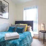Tudors Esuites Private Garden And Netflix