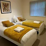 2 Bedroom 3 Bed Apartment Birmingham Conveniently Located Near Solihull Nec City Centre Bhx And Coventry Ideal For Contractors Insurance Stays Business Travelers Landrover Short & Long Stay
