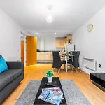 City Centre - Two Bed Apartment - Digbeth - Secure Parking - Netflix - Wifi - 15A