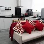 Stylish 1 Bed Apartment In Newly Refurbished Building W/ Parking & Wi-Fi