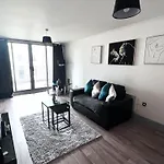 Broad Street - Balcony 1 Bedroom Apartment