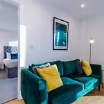 The Olson Suite - Free Parking, Fast Wifi, City Center