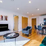 The Olson Suite - Free Parking, Fast Wifi, City Center