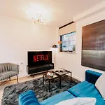 Stunning Industrial Style Gem, City Centre, Balcony Canal View, Fast Wifi, Contractors, Families