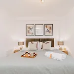 Stunning Industrial Style Gem, City Centre, Balcony Canal View, Fast Wifi, Contractors, Families