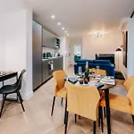Stunning Industrial Style Gem, City Centre, Balcony Canal View, Fast Wifi, Contractors, Families