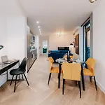 Stunning Industrial Style Gem, City Centre, Balcony Canal View, Fast Wifi, Contractors, Families