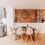 Stylish Grade II Listed City Pad, City Centre, Fast Wifi, Contractors, Families