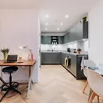 Stylish Grade II Listed City Pad, City Centre, Fast Wifi, Contractors, Families